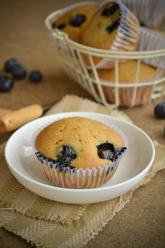 Vegan blueberry muffins with fresh blueberry